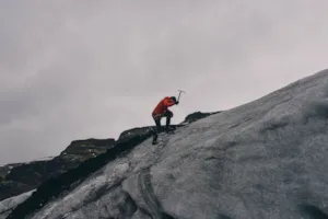 Jak połączyć wspinaczkę wysokogórską z bezpieczeństwem, czyli kilka słów o sprzęcie alpinistycznym i szkoleniach